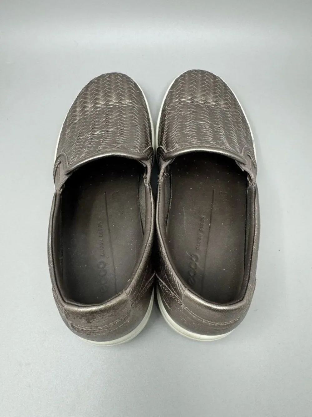 Ecco Soft 7 Shoes Women’s SIZE 8 Woven Slip On Sneakers Metallic Leather Bronze